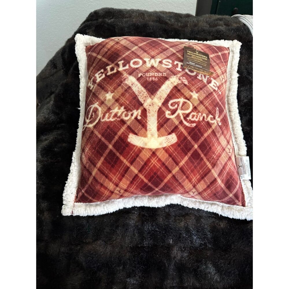 NWT Yellowstone Silk Touch Pillow With Sherpa Back, 22" x‎ 22